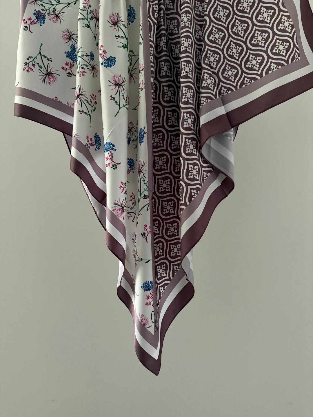 Hijab carré bi-face fleur monogramme