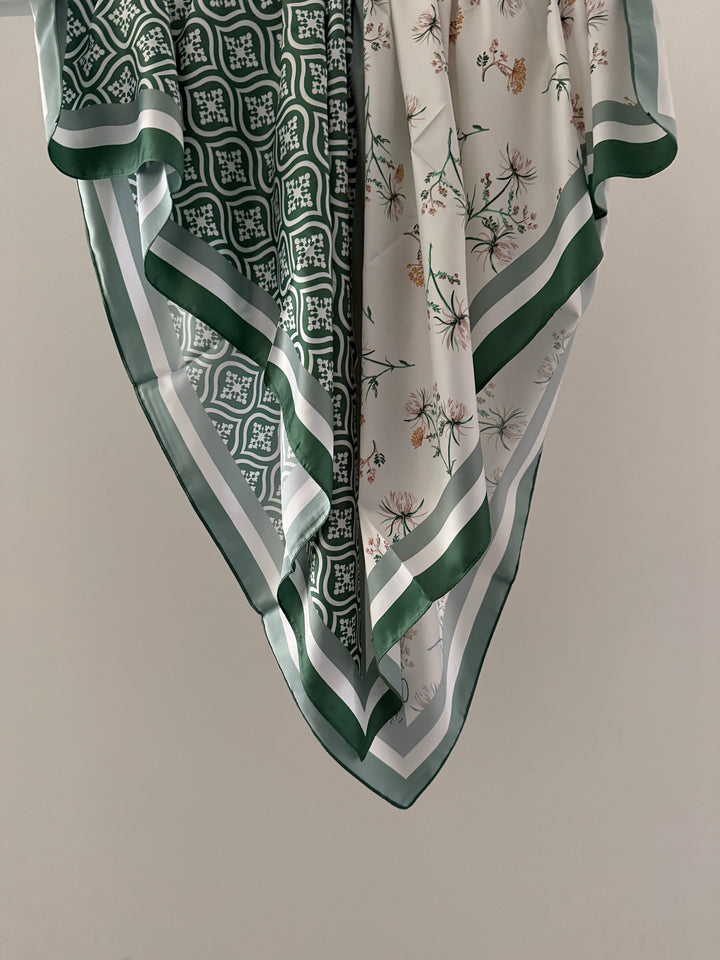 Hijab carré bi-face fleur monogramme