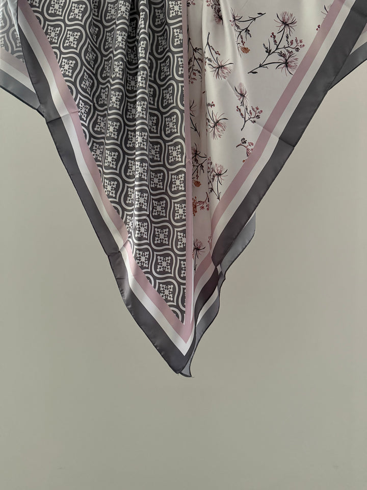 Hijab carré bi-face fleur monogramme