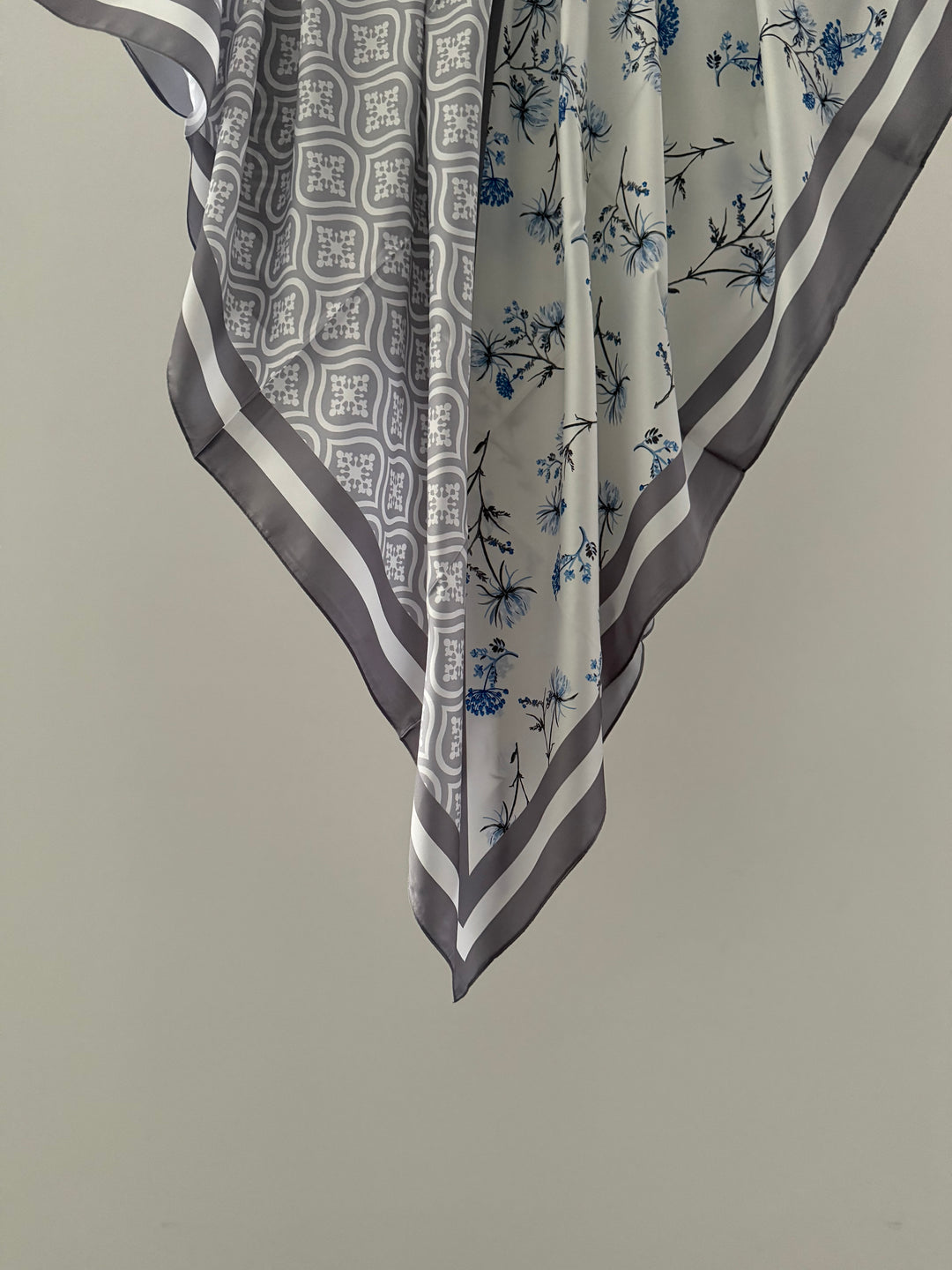 Hijab carré bi-face fleur monogramme