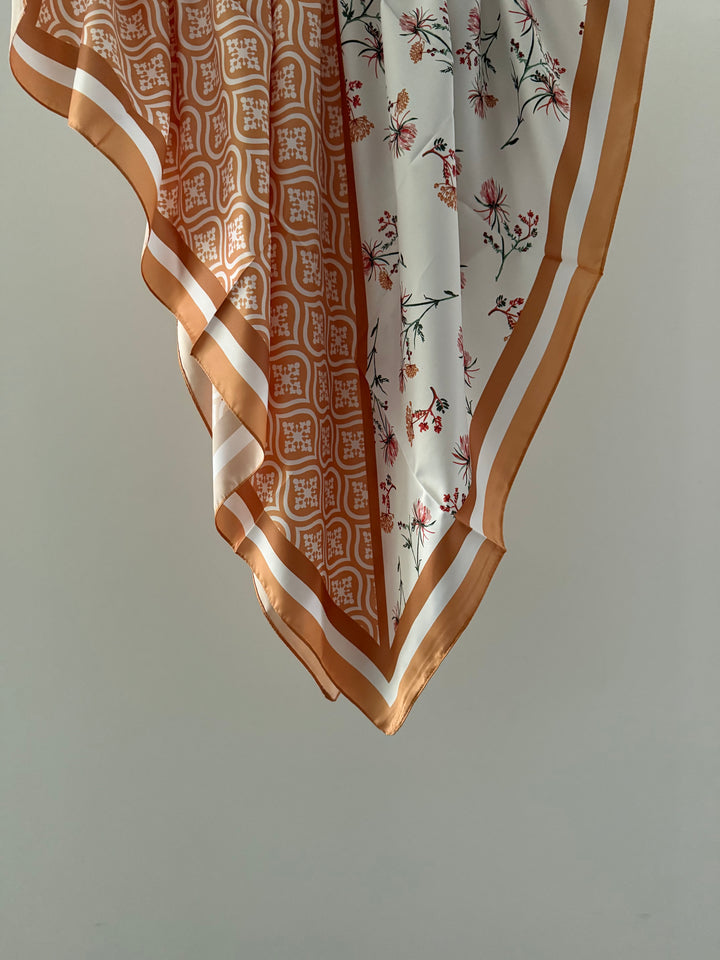 Hijab carré bi-face fleur monogramme
