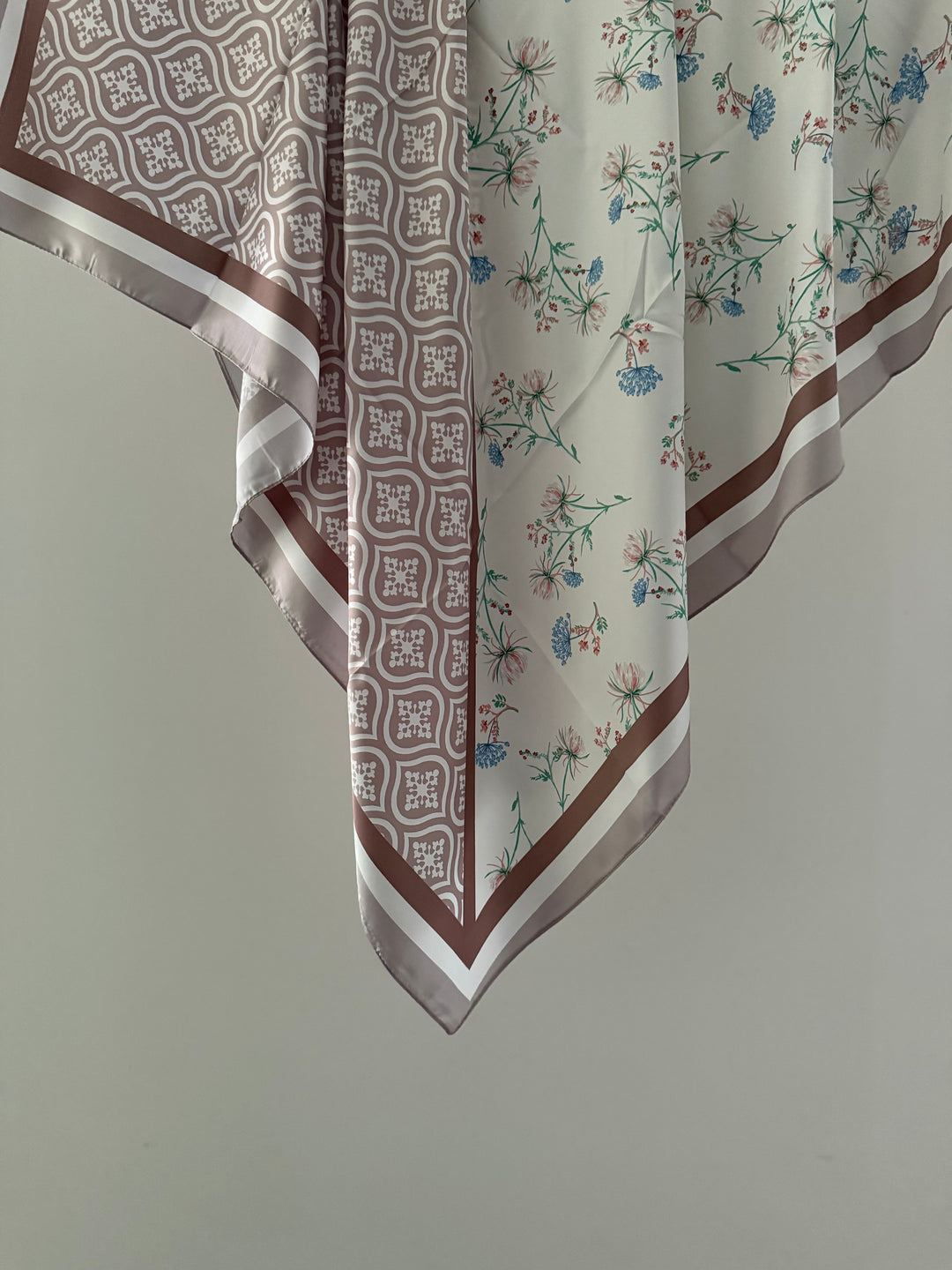 Hijab carré bi-face fleur monogramme