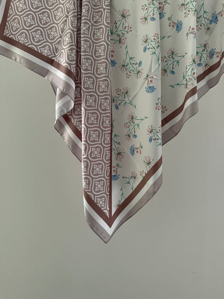 Hijab carré bi-face fleur monogramme